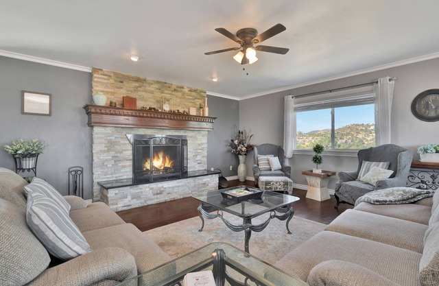 *L*Centrally located *Multi-family getaway *Short drive to Downtown