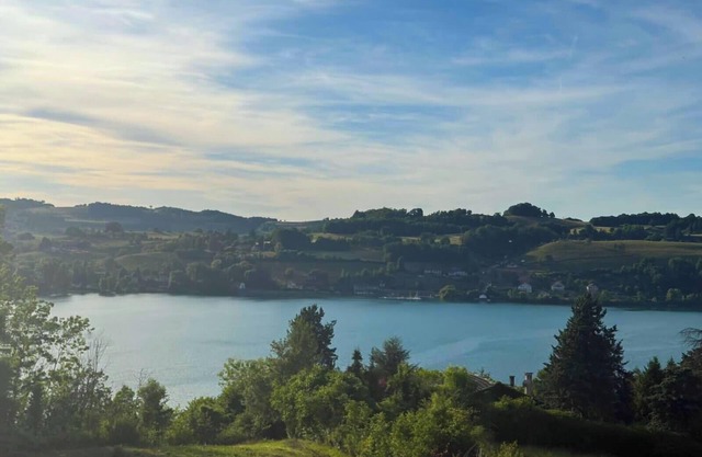 L'EMERAUDE suite lake view/swimming pool/beach 10 min walk away