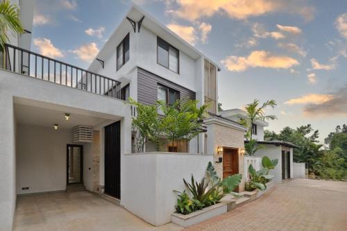 L-S10 4BHK villa with private pool, Anjuna