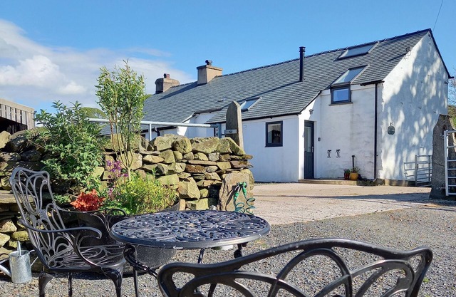 LA'AL RIDDINGS, pet friendly, with a garden in Ulverston