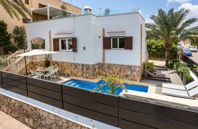 La Casa Escaniana Cozy Holiday house with a Heated Pool, Only 200 m from the Beach in Cala Santanyi