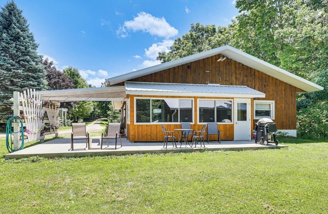 La Crescent Cottage on Minnesota Bluffs w/View!