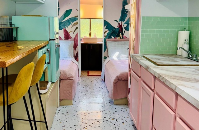 "La Grande" Retro Escape