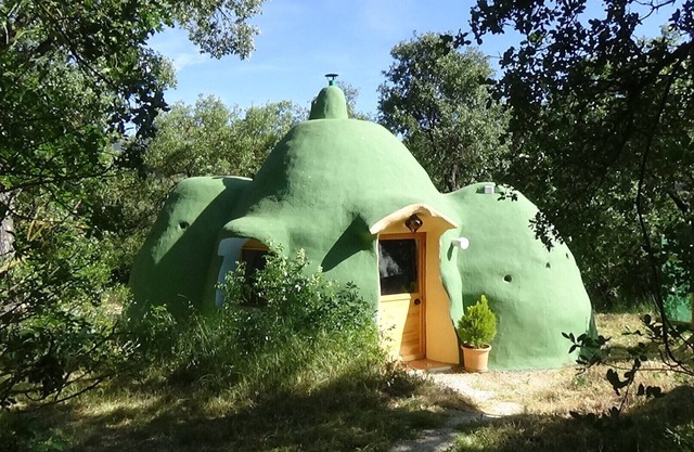 La Igloo in oak woodland with pool