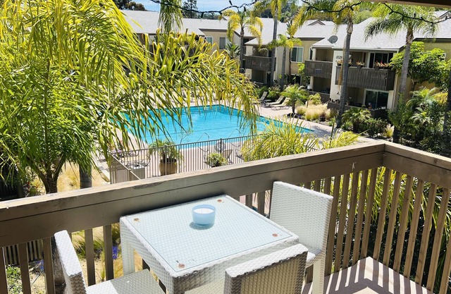 🌊💎 La Jolla 1 bedroom gem with sparkling pool-view & walkable village community…