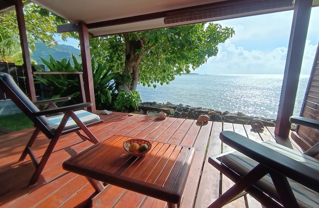 La Perle de Moorea Fare MOANA ITI LAGON EDGE FOOT IN WATER OPUNOHU BAY