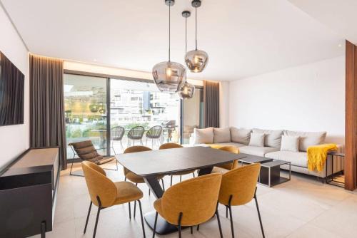 La Quinta 3 Bedroom Ultra Modern Apartment with Private Hot Tub