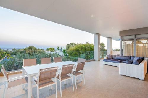 La Vacanza - Luxe Spacious Home with Ocean Views