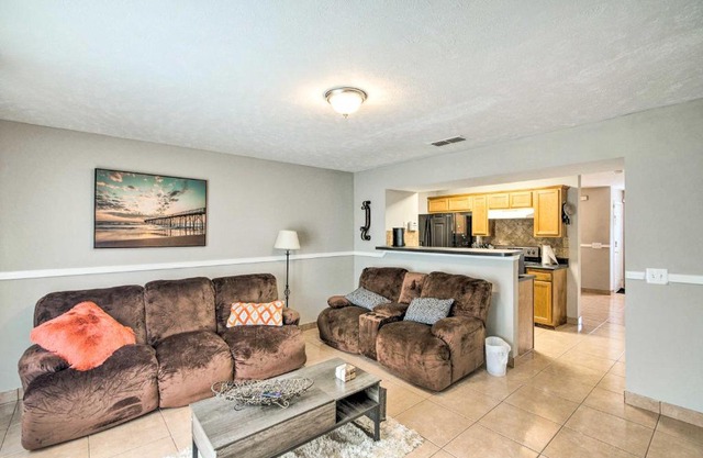 La Vergne Townhome 22 Mi to Dtwn Nashville!