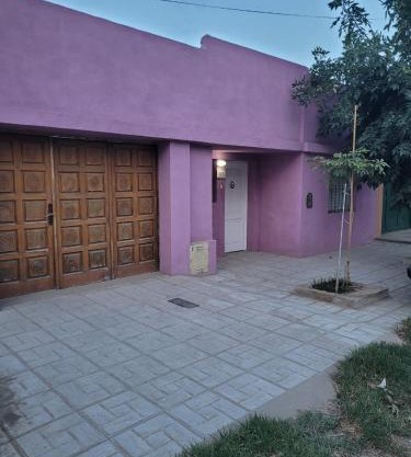 "La Violeta" casa con jardín y cochera, San Pedro