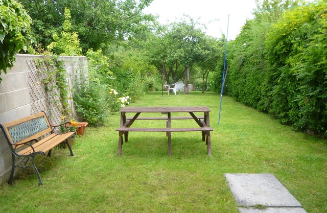 Laburnum Cottage. Large enclosed garden . Pet friendly .