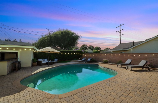 Ladoga's Hideway, Gorgeous Pool, Game Room, Fire Pit, Private Backyard,BBQ Grill