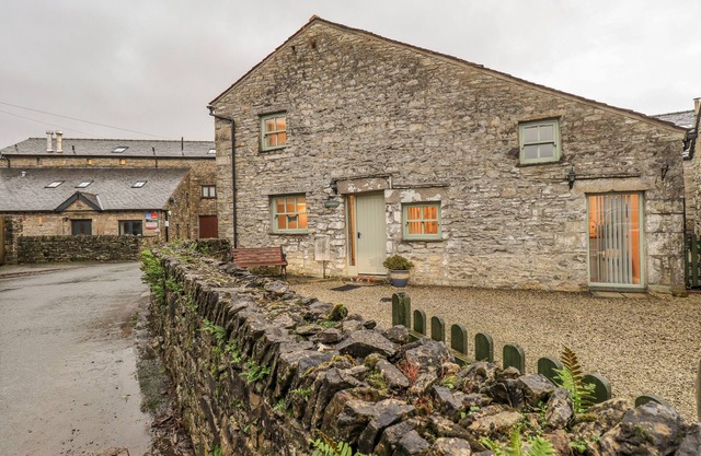 LADY BARN, pet friendly, luxury holiday cottage in Meathop