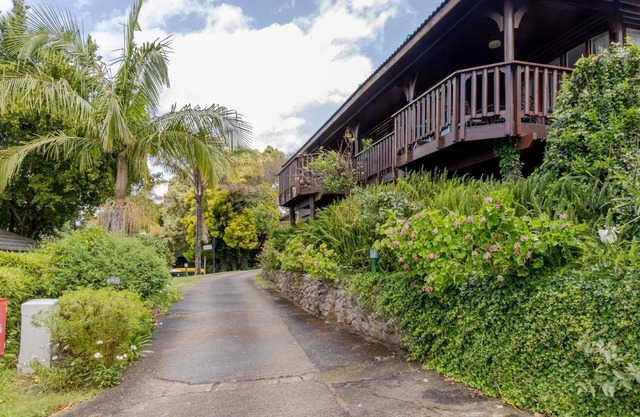 Lagoon-View Chalet | Private BBQ Deck