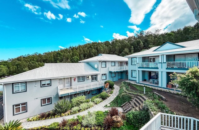 Lagoon View Retreat-Stylish 2BR in Central Knysna