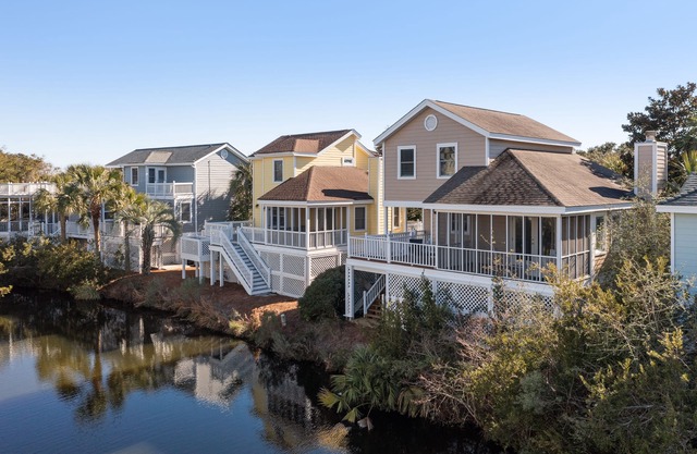 Lagoon view, screen porch w/swing bed, Pool, near beach - 3 Pelican Bay