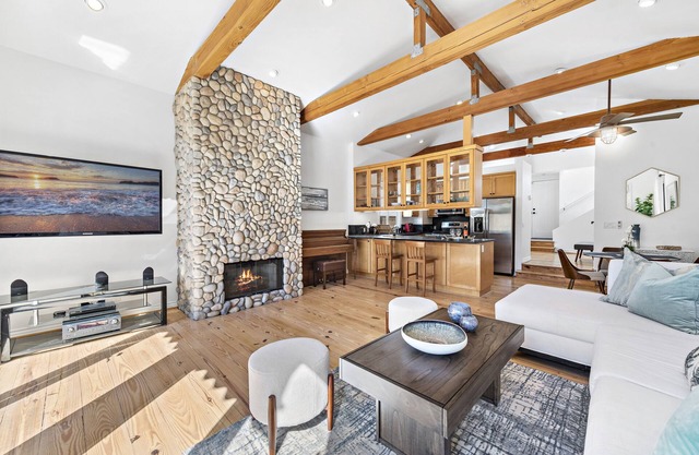 Laguna Beach Coastal Cottage - Steps to the Beach!