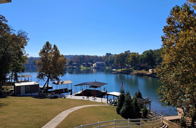 Lake and boat life!nLake Rental in a dead-end street.
