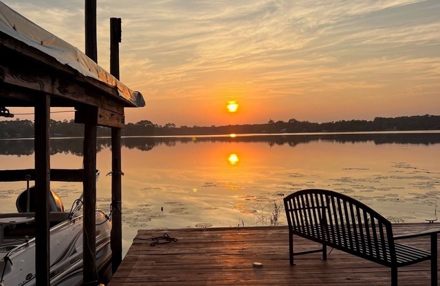 Lake Broward rustic cabin with pool!