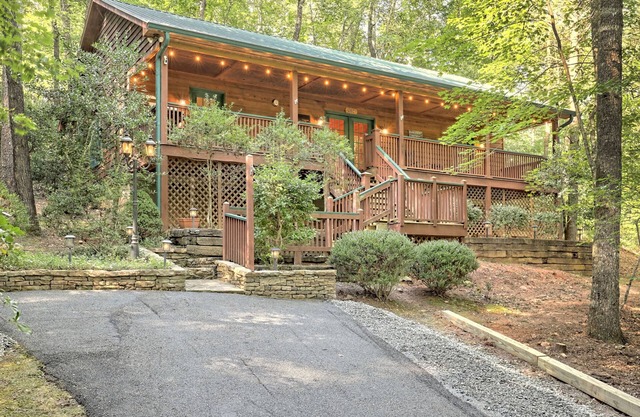 Lake Burton Retreat: Cozy Cabin & Near Eateries