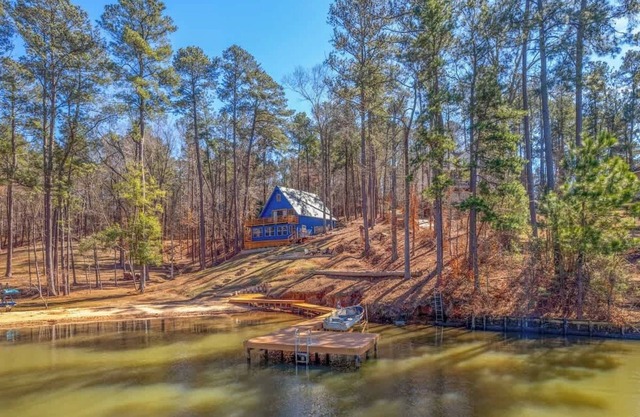 Lake Chalet, Sleeps 9, Private Beach, Kayak + MORE