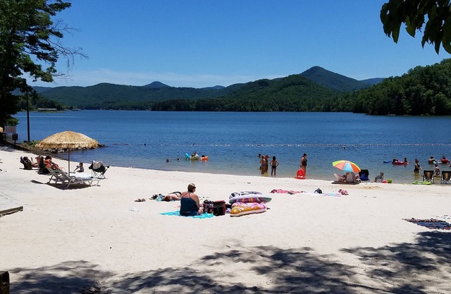 Lake Chatuge Country Cottages - Carolina Cottage - Free WiFi Parking & PremChnls