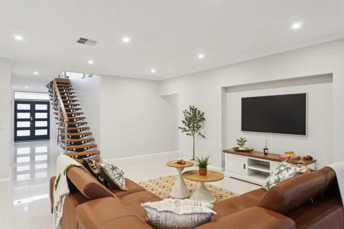 Lake Coogee Retreat - Spacious 4BR with Spa & Near Beach