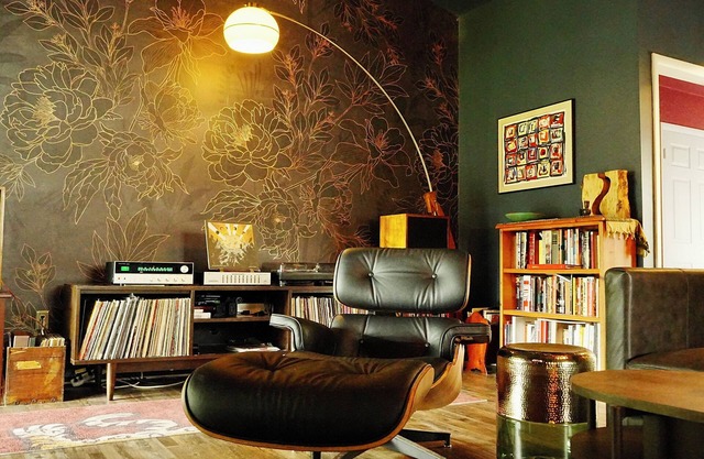 Lake Front, 5 minutes to ND, Mid Century Modern, vinyl lovers dream