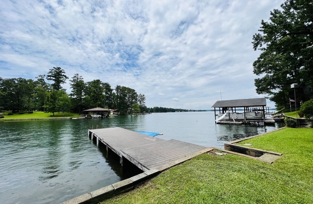 Lake Front Cabin W/Screened-in Porch and personal dock - Close for Auburn games