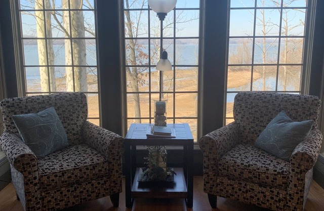 Lake Front Cottage with private sandy beach