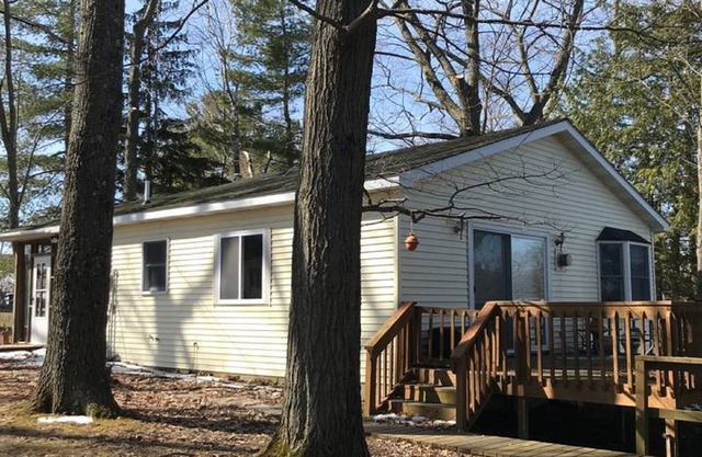 Lake Front Cozy Cottage on BBL: Swim, Fish, Fun, Sun , and best of all Relax.