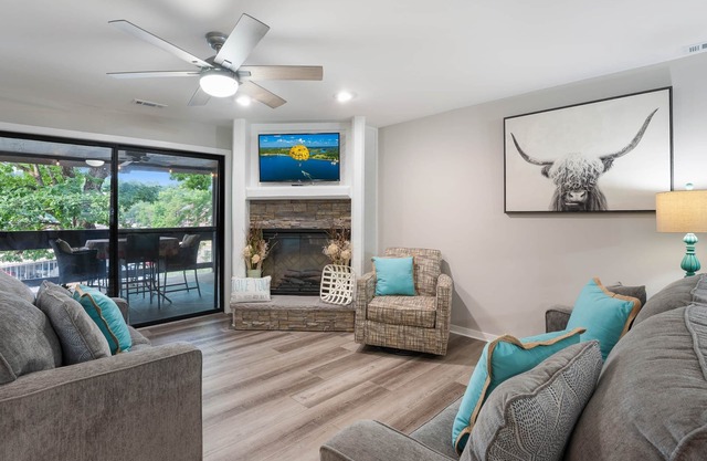 Lake Front Getaway Hot Tub, Sauna, Pickleball & Indoor/Outdoor Pool - Peaceful