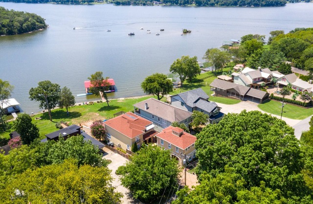 LAKE FRONT HONKY TONKIN LAKE LIFE O/D KITCHEN TIKI HUT PONTOON AVAILABLE nnnn