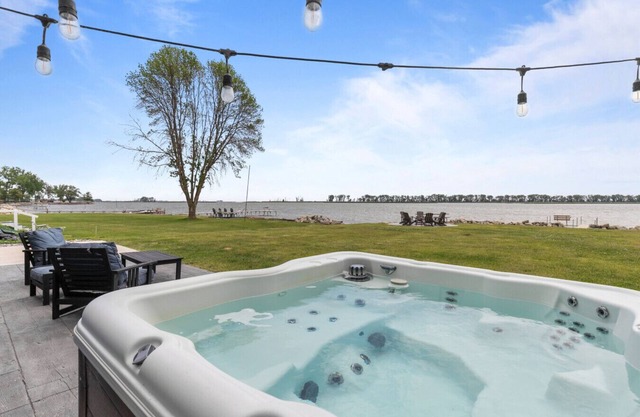 Lake Front|HotTub|Firepit|Grill| Sleeps 7!