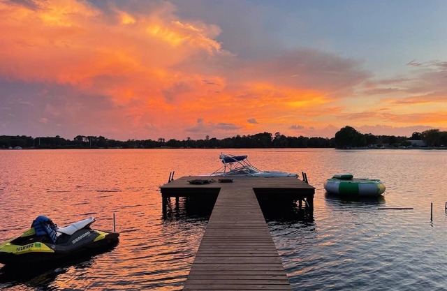 Lake front house w/hot tub, fire pit, kayaks and lake access