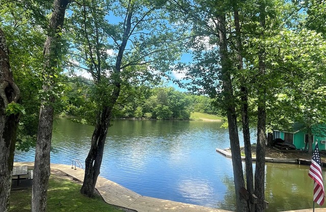 Lake Front in Hot Springs! Cozy, Water views and more!