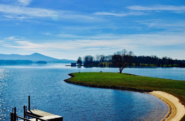 Lake front, kayaks, SUP, WiFi, Views, pools,resort,beaches,docks