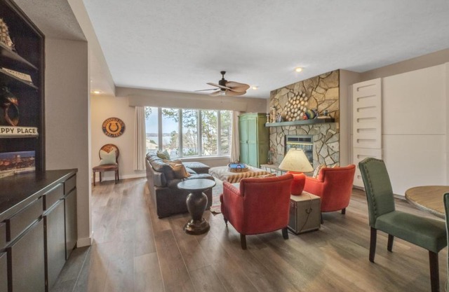 Lake front Keowee Condo with Balcony & Resort Amenities! 20 min to Clemson condo