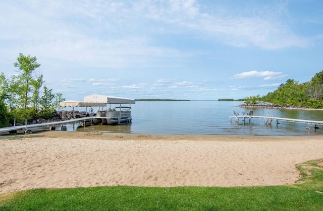 Lake Front Lodge, Leech Lake, with Multiple Cabins, Large Groups & Reunions