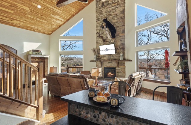 Lake Front Lodge w Pool Table-Pvt Hot Tub-Wrap Around Deck-Free Daily Attraction Tickets
