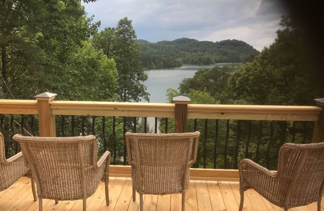 Lake Front Lodge With Beautiful Lake Views And 5 Bedrooms And 5 Bathrooms.