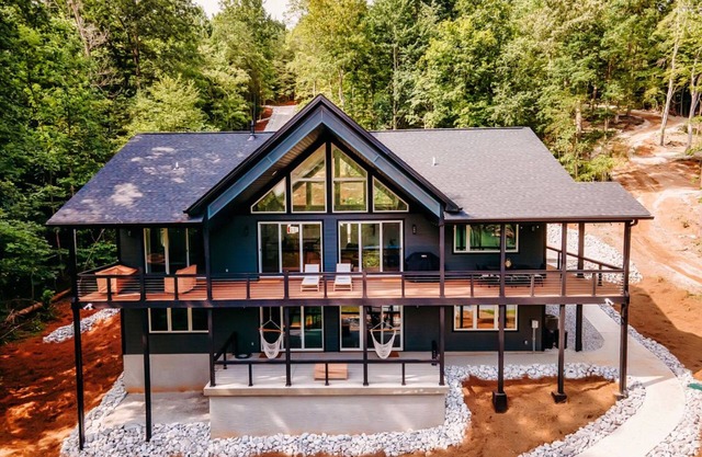 LAKE FRONT - New Build, No Steps to Lake, Quiet Cove, Big Creek -Seasonal Water