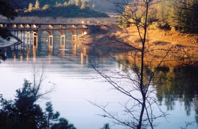LAKE FRONT ON SHASTA LAKE, NESTLED IN THE MOUNTAINS!
