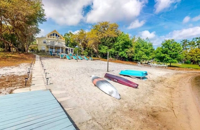 LAKE FRONT PROPERTY WITH BEACH, DOCK AND GAME ROOM, 30 MIN TO GAINSVILLE