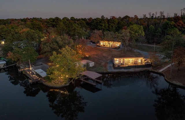 Lake Front Resort-Sleeps 22/3 Hot Tubs/3 Fire Pits/Boat Ramp/Dock/2 Game Rooms!