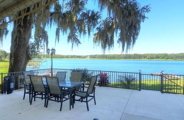 Lake Front Retreat.Get away from it all and relax .away from the city lights