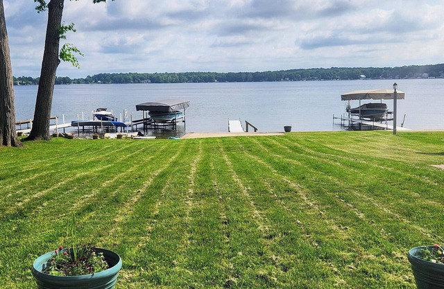 Lake George cottage with large lakefront lawn