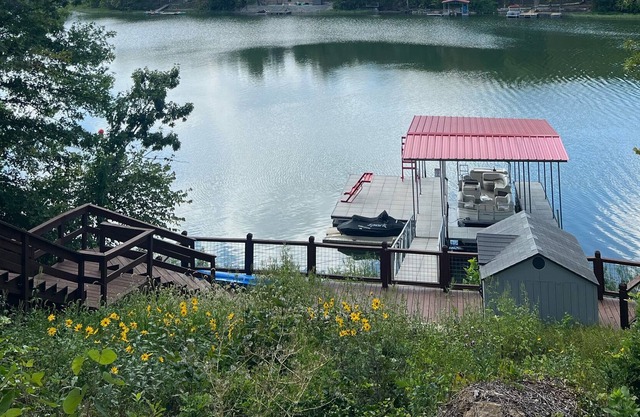 Lake House Getaway, 1 hour from KC!