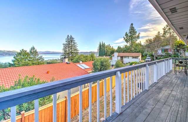 Lake house perched on a hill w/views & w/SUP's kayaks & E-Bikes & pool