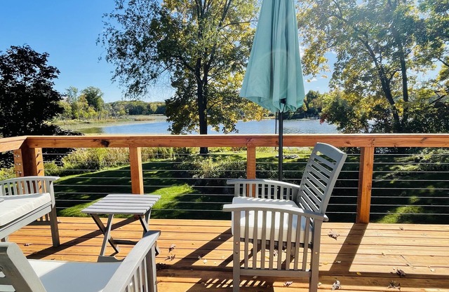 Lake House with Hot Tub - Birding Paradise